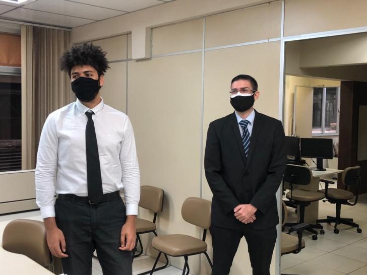 Foto dos Servidores em pé na sala onde ocorreu a posse