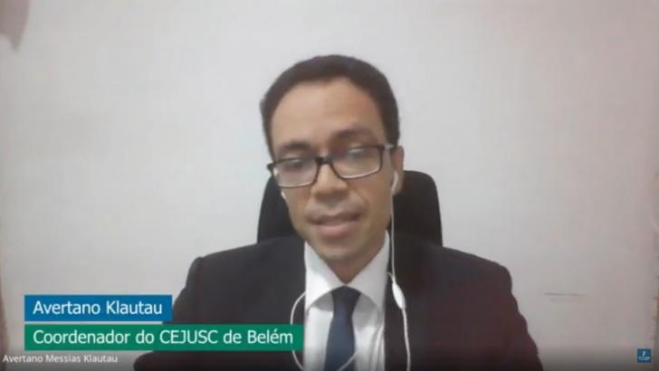 homem de oculos falando