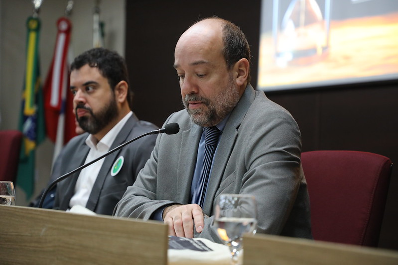 Diretor da OIT durante a mesa de abertura, ao microfone.