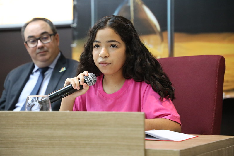Clarice Ratis durante discurso na mesa de abertura do seminário.