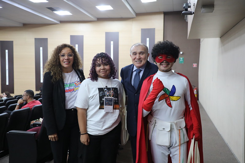 O procurador antônio oliveira e a juíza vanilza malcher junto a dois adolescentes do projeto judiciário fraterno.