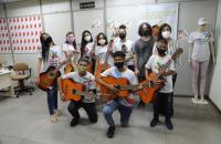 Alunos da oficina de violão durante a primeira aula no TRT8