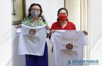 Foto da entrega das camisas da Campanha de Arrecadação para o Círio 2021