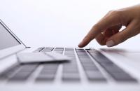 Pessoa teclando em um notebook