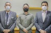 Foto da posse do servidor Ramon Ferreira juntamente com o Diretor Geral do TRT8 e o diretor da SEGEP. 