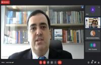 Tela de apresentação onde o juiz do trabalho, Xerxes Gusmão apresenta o curso para palestrantes da EJUD8