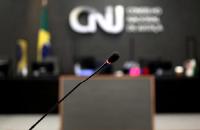 Imagem do plenário do CNJ tendo como destaque o microfone