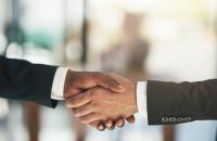 Close de um aperto de mão entre duas pessoas 