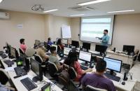 O facilitador do curso, o analista do TRT10, Bruno Pedrozo durante aula para os servidores do TRT8