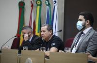 Coordenador da CODSE, coronel André Cunha, ao centro, ladeado pelo diretor-geral, Rafael Pinheiro e palestrante, coronel Bassalo
