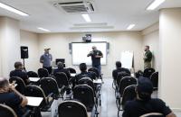 Foto da sala de aula com agentes da policia judicial e palestrantes da PMPA, os agentes "Comportamento de Autoproteção" 