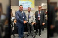 Foto do desembargador  Luis José de Jesus Ribeiro e dos servidores Jânio Torres e  Benedito Vila Real