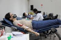 Foto de uma servidora do TRT-8 doando sangue na ação realizada pelo Hemopa