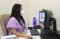 Foto de assistente social na Coordenadoria de Saúde