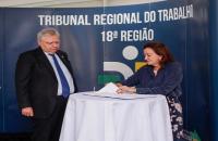 Foto da presidente do TRT-8 e do presidente do TRT-18 no momento da assinatura dos termos de cooperação 