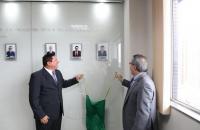 Foto do desembargador Luis José de Jesus Ribeiro e o desembargador Walter Roberto Paro no descerramento da placa fotográfica