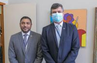 Foto dos servidores Herlon Carlos Ribeiro Pereira e Fernando Carlos Pollhuber  durante cerimônia de posse