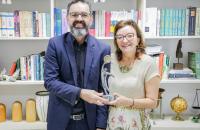 Foto da presidente do TRT8 recebendo o prêmio 