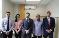 Diretor-geral do TRT-8, Rafael Pinheiro ladeado pelos novos servidores
