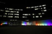 Fachada do edifício sede do TST iluminada com as cores do arco-íris 