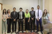 Novos servidores empossados hoje, ladeados por representantes da administração do TRT-8