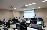 Imagem da sala de treinamento do laboratório da ECAISS.