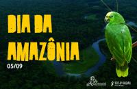 Arte com uma fotografia aérea da Amazônia. Alinhado à esquerda, o texto "Dia da Amazônia" em amarelo. À direita, um papagaio ver