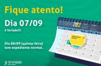 Arte com fundo verde. Ao lado direito, um calendário do mês de setembro destacando o dia 07 de setembro.