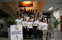  #ParaTodosVerem: Grupo de pessoas lado a lado em um auditório.