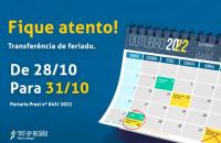 Arte com fundo azul. Ao lado direito, um calendário do mês de outubro destacando o feriado do Dia do Servidor Público. 