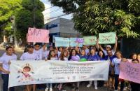 Fotografia  com alunos, padrinhos e voluntários do Programa de Combate ao Trabalho Infantil e Estimulo à Aprendizagem do TRT-8. 