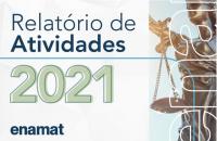Arte com fundo branco. à direita, estátua de bronze segurando uma balança, com letras por cima. à esquerda, centralizado texto "