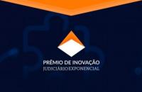 Arte com fundo azul. 