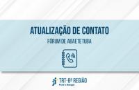 Arte com fundo branco e uma listra azul clara ao centro.