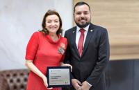 Fotografia da Presidente do TRT-8 ao lado de um servidor do tribunal