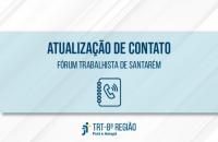Arte com fundo branco e uma listra azul clara ao centro.
