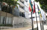 Fotografia em ambiente externo da fachada do TRT-8