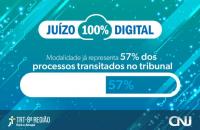 Arte com fundo azul.