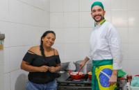 Gastrônomo Raul Moreira e mãe de alunos