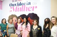 Sete mulheres lado a lado.