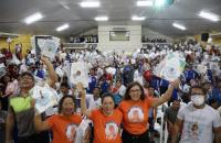Fotografia em ambiente fechado que reúne estudantes e coordenadores da Campanha do Círio 2022
