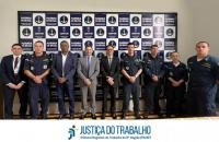    #ParaTodosVerem: Oito homens lado a lado e uma mulher no canto direito, vestindo roupas escuras. 