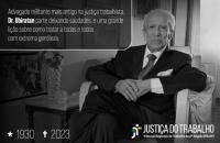 Fotografia em preto e branco do advogado e jornalista Ubiratan de Aguiar. 