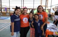 Fotografia em ambiente externo que reúne duas mulheres e duas crianças