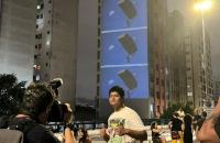 Fotografia em ambiente aberto. Homem centralizado