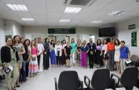 Fotografia em ambiente fechado com grupo de 22 pessoas