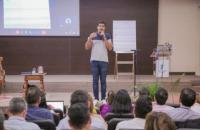 Fotografia de um auditório.