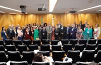 Fotografia em ambiente fechado que reúne homens e mulheres durante o Encontro do Colégio de Ouvidores do TST