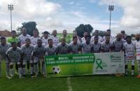 Fotografia em ambiente aberto, dentro de um campo de futebol.