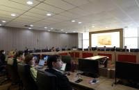 Fotografia em ambiente fechado na sala de sessão do pleno